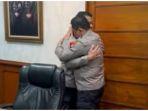 video-kadiv-propam-polri-irjen-pol-ferdy-sambo-memeluk-kapolda-metro-jaya-irjen-pol-fadil-imran.jpg