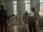 video-klip-lagu-berjudul-let-her-go.jpg