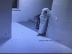 video-konyol-sekali-ingin-menghindari-cctv-pencuri-ini-menyamar-jadi-hantu_20170731_174807.jpg