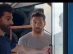 video-lionel-messi-dan-mohamed-salah-terlibat-duel-perebutan-minuman-di-spbu.jpg