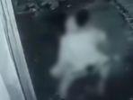 video-mesum-di-atas-motor-pelaku-hentikan-aksinya-dan-langsung-kabur-saat-sadar-ada-kamera-cctv.jpg