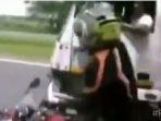video-pemukulan-spion-truk-mobil-oleh-pemotor-anak-kecil-bocah-bali-india-dilindas.jpg