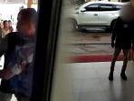 video-penumpang-wings-air-bawa-parang-ngamuk-di-bandara-rahadi-oesman-tolak-bayar-tarif-bagasi.jpg