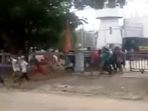 video-tahanan-rutan-sialang-bungkuk-kabur-viral-warga-gemetar-pria-tak-dikenal-masuk-ke-rumah_20170505_192715.jpg