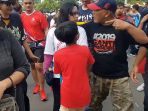 video-tindakan-intimidatif-dari-massa-kaus-2019gantipresiden-pada-wanita-dan-anak-di-cfd-jakarta_20180430_082243.jpg