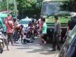 video-viral-aksi-pria-berbadan-kekar-aniaya-sopir-truk12.jpg