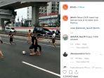 video-viral-bermain-sepak-bola-di-tengah-jalan-tol.jpg
