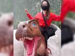 video-viral-di-medsos-wanita-naik-leher-dinosaurus-changi-jurassic-mile.jpg