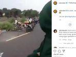 video-viral-ibu-dan-anak-jadi-korban-balapan-liar-ditabrak-dari-arah-belakang-dan-terjatuh-di-aspal.jpg