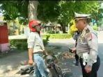 video-viral-pemotor-tantang-polisi-karena-terjaring-razia-tertangkap-ngamuk-marah.jpg