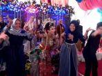 video-viral-pengantin-wanita-pakai-sanggul-keasyikan-joget-campursari-reaksi-suami-jadi-sorotan.jpg
