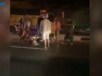 video-viral-pengendara-motor-diamuk-sejumlah-orang.jpg