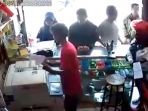 video-viral-seorang-wanita-curi-ponsel-karyawan-fotokopi-lihat-tangannya-hingga-tak-ada-yang-curiga_20181005_074924.jpg