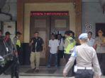 vigit-waluyo-sedang-sakit-dibawa-satgas-anti-mafia-bola-ke-polda-jatim.jpg