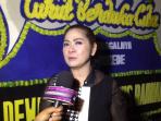 vina-panduwinata-ditemui-di-rumah-duka-mike-mohede-senin-182016_20160801_214418.jpg
