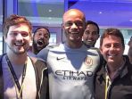 vincent-kompany-dan-penggemar_20161201_164901.jpg