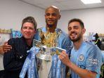 vincent-kompany-dan-trofi-liga-inggris.jpg