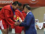 vincent-majid-saat-menerima-medali-emas_20160904_003721.jpg