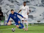 vinicius-junior-kanan-menantang-bek-chelsea-dari-denmark-andreas-christensen.jpg