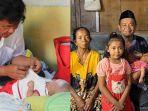 viral-bayi-ikut-ayahnya-narik-angkot.jpg