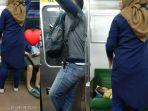 viral-foto-ibu-tampak-lelah-bawa-anak-naik-kereta-cerita-perjuangannya-pulang-kerja-malam-buat-haru.jpg