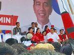 viral-foto-megawati-soekarnoputri-dan-puan-maharani-yang-duduk-di-depan-baliho-jokowi.jpg