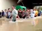 viral-gotong-keranda-mayat-terobos-banjir.jpg