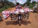 viral-jenazah-diangkut-menggunakan-motor-karena-jalan-rusak.jpg