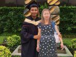 viral-mahasiswa-wisuda-bawa-gabus-bergambar-ibunya.jpg