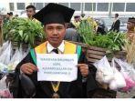 viral-mahasiswa-wisuda-dagang-sayur.jpg