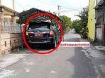 viral-mobil-pelat-merah-parkir-di-jalan-depan-rumah-berkanopi.jpg