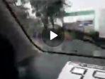 viral-mobil-terobos-genangan-air.jpg