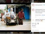 viral-pengantin-nikah-di-tengah-kepungan-banjir-mempelai-wanita-naik-becak-didorong-pasangan.jpg