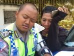 viral-polisi-dirayu-tukang-salon_20170517_180807.jpg
