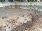 viral-retakan-tanah-muncul-pada-sebuah-kolam-ikan-di-desa-majingklak.jpg