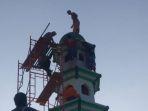 viral-seorang-pria-nekat-naiki-menara-masjid.jpg