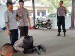 viral-siswa-sekolah-polisi-cium-kaki-ayahnya-yang-pedagang-bakso.jpg