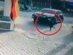 viral-video-bocah-4-tahun-terlindas-fortuner-warga-teriak-histeris-korban-meninggal.jpg