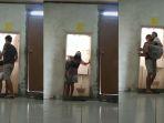 viral-video-kesetiaan-suami-bopong-istri-keluar-dari-kamar-mandi-tak-bisa-jalan-selama-4-bulan.jpg