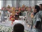 viral-video-pengantin-wanita-asyik-menari-di-atas-pelaminan.jpg