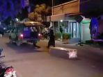 viral-video-peti-berisi-jenazah-covid-19-terlempar-dari-ambulans-di-gresik-ini-kronologinya.jpg