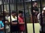 viral-video-polisi-jadi-imam-sholat-para-tahanan.jpg