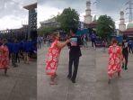 viral-video-seorang-ibu-berdaster-menjemput-anaknya-di-tengah-aksi-demo.jpg