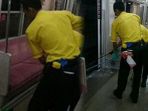 viral-wanita-kabur-usai-bab-di-krl-penumpang-kompak-buka-jendela-hingga-ibu-ibu-siramkan-air_20180928_164609.jpg