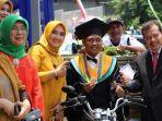 viral-wisudawan-bawa-sayur.jpg