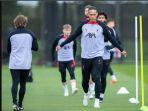 virgil-van-dijk-dan-para-pemain-liverpool-menjalani-latihan.jpg