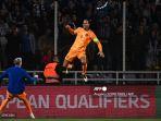 virgil-van-dijk-melompat-tinggi-merayakan-gol-ke-gawang-yunani.jpg