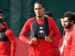virgil-van-dijk-pemanasannnn.jpg