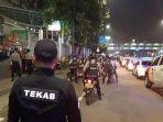 virus-corona-polisi-acak-acak-tongkrongan.jpg