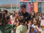 vitinha-pemain-muda-asal-portugal-disambut-fans.jpg